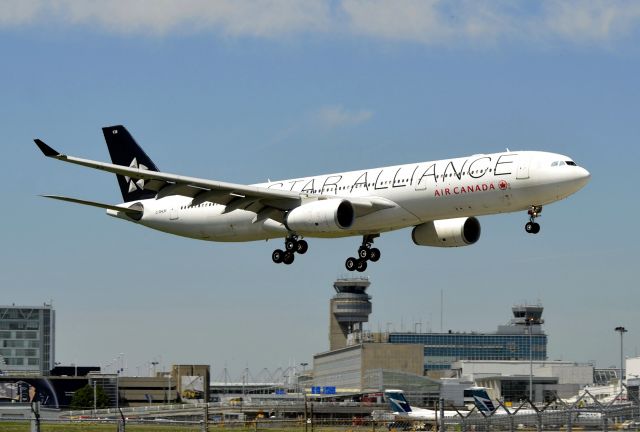 Airbus A330-300 (C-GHLM)