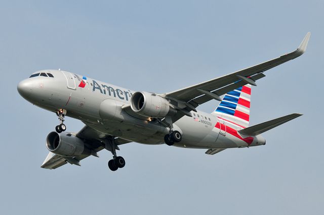 Airbus A319 (N9002U) - Short final for 17L