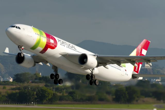 Airbus A330-200 (CS-TOF)