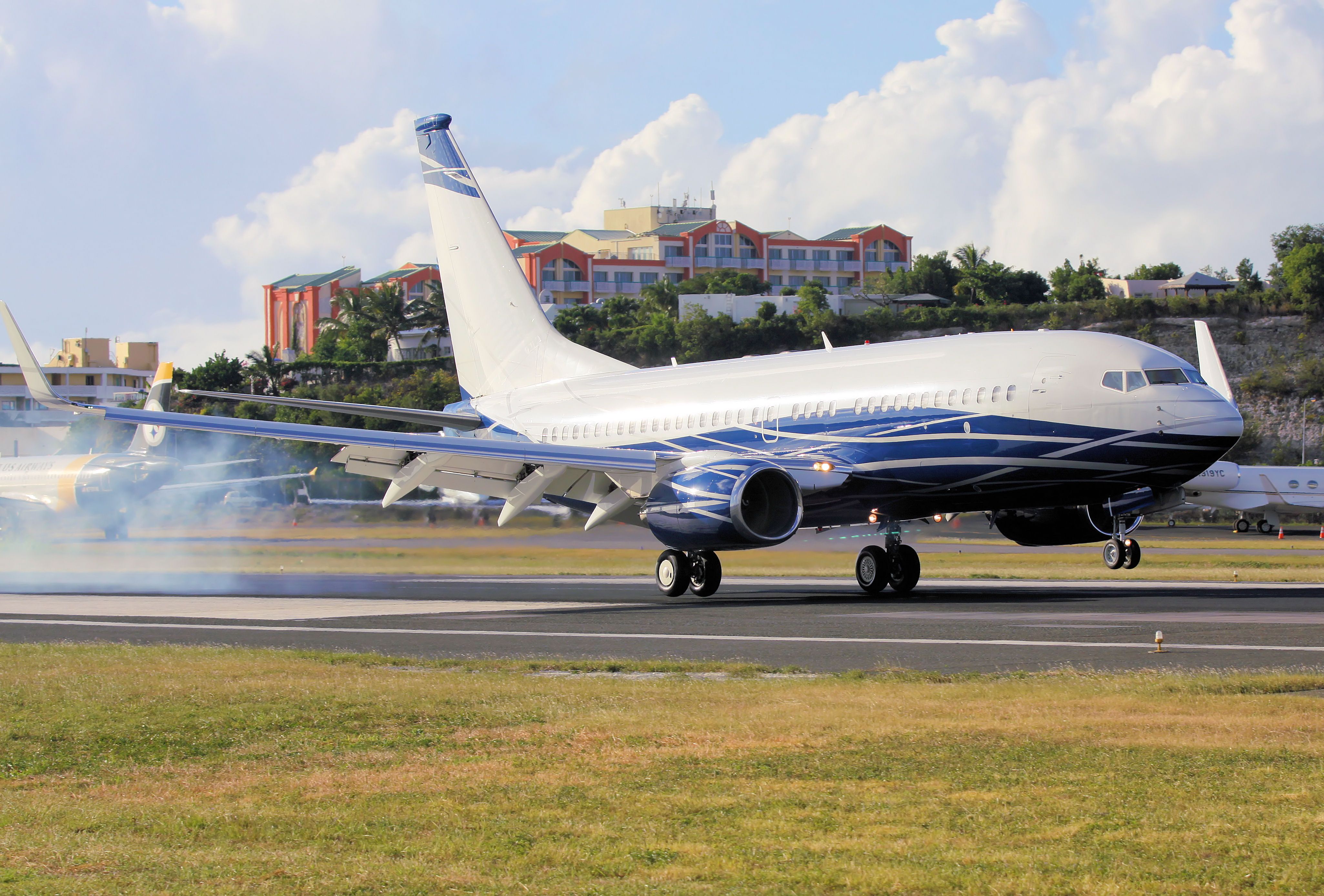 Boeing 737-700 (P4-NGK)
