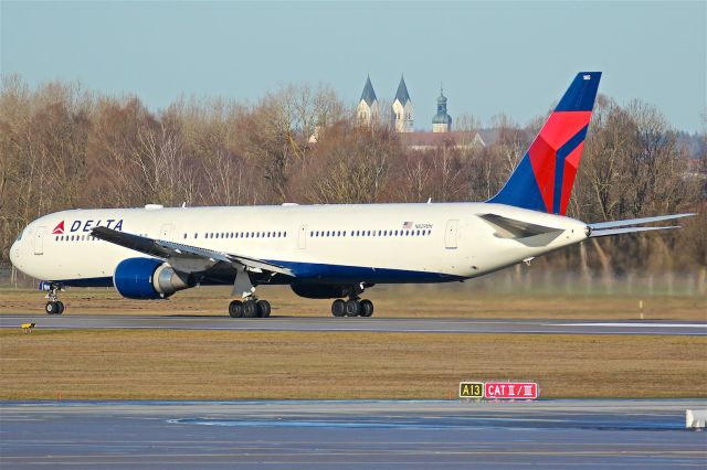 BOEING 767-400 (N829MH)