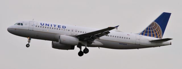 Airbus A320 (N492UA)