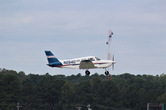 Piper Cherokee (N264D) - Local training flight doing touch n goes.