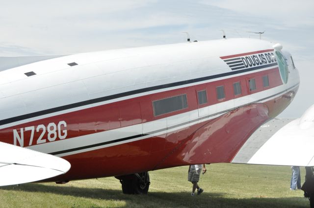 Douglas DC-3 (N728G)