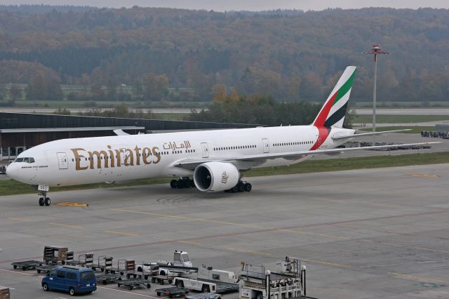 BOEING 777-300 (A6-ECC)