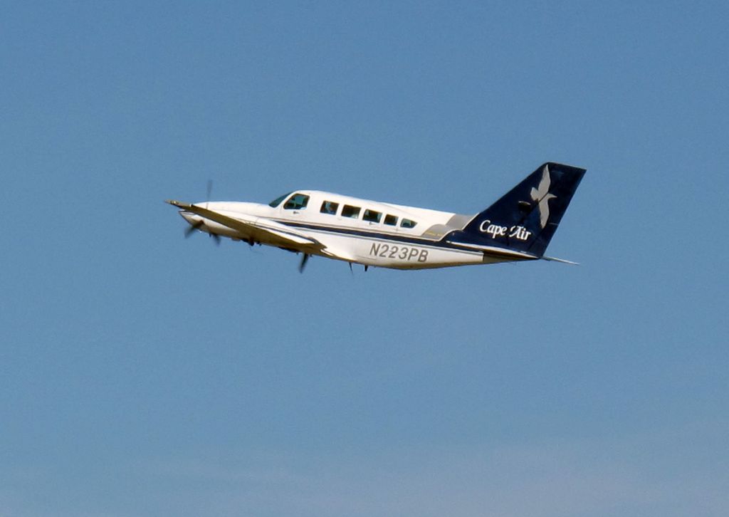 Cessna 402 (N223PB) - Departure runway 24.