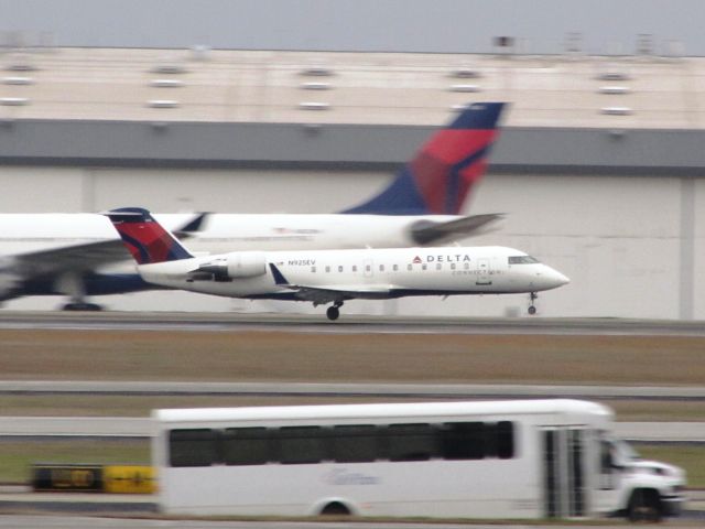 Canadair Regional Jet CRJ-200 (N925EV)