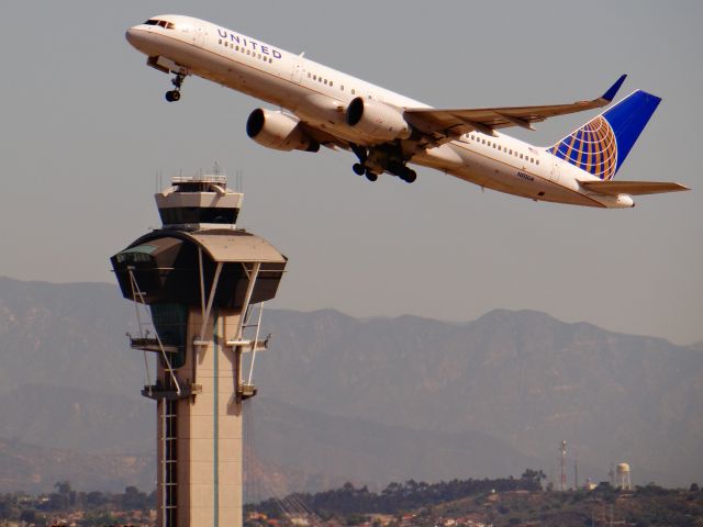 Boeing 757-200 (N512UA)