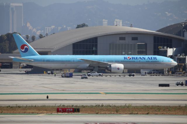 BOEING 777-300ER (HL8041)