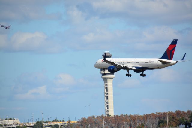 Boeing 757-200 (N660DL)