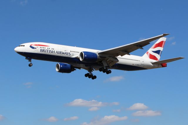 Boeing 777-200 (G-YMMG) - British Airways (BA) G-YMMG B777-236 ER [cn30308]br /London Heathrow (LHR). British Airways flight BA256 arriving from Delhi (DEL).br /Taken from Myrtle Avenue 'Gardens'. Hatton Cross (end of 27L runway)br /br /2018 08 02br /a rel=nofollow href=http://alphayankee.smugmug.com/Airlines-and-Airliners-Portfolio/Airlines/EuropeanAirlines/British-Airways-BAhttps://alphayankee.smugmug.com/Airlines-and-Airliners-Portfolio/Airlines/EuropeanAirlines/British-Airways-BA/a