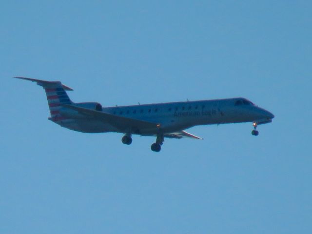 Embraer ERJ-135 (N843AE)