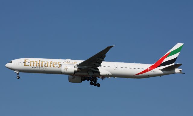 BOEING 777-300ER (A6-ECE)