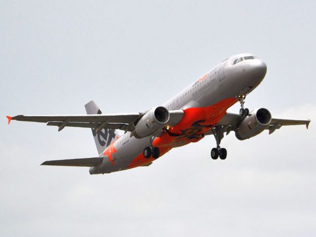 Airbus A320 (VH-VQW) - Getting airborne off runway 23. Friday 5th October 2012.