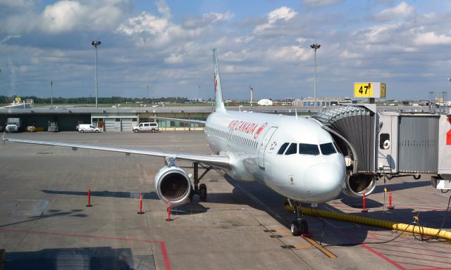 Airbus A320 (C-GPWG) - Air Canada Airbus A320-211 C-GPWG in Montréal 