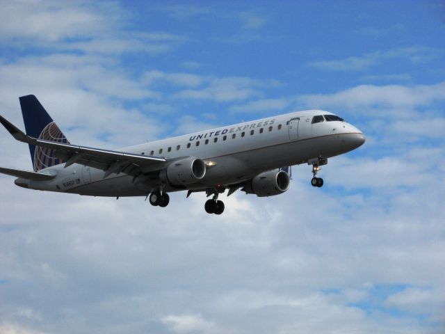 Embraer 170/175 (N146SY) - Landing RWY 20R