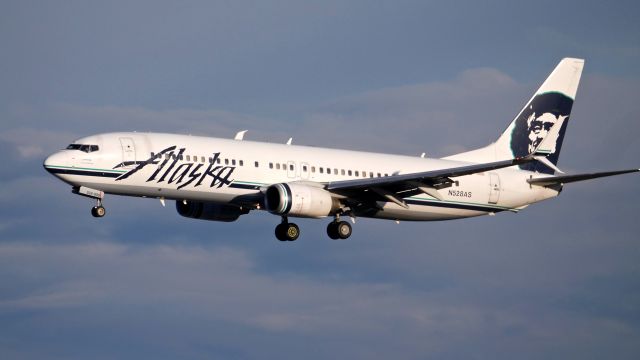 Boeing 737-800 (N528AS) - ASA507 from SNA on final to SEA Rwy 34L on 3.28.19.  (B737-890(WL) / ln 2930 / cn 35695). 