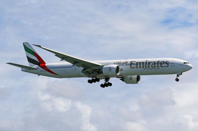 BOEING 777-300 (A6-EBT)