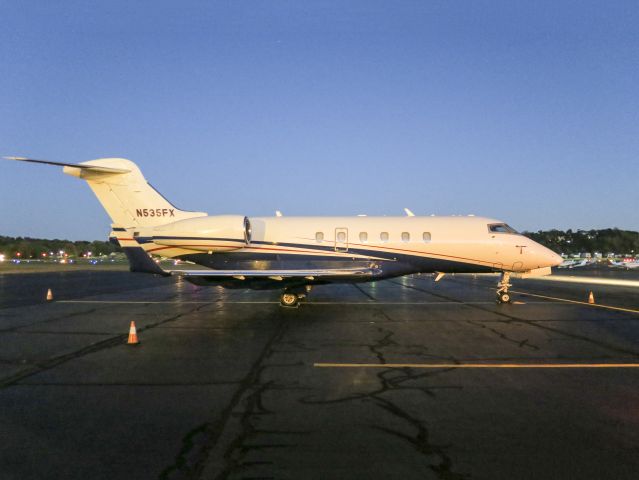 Bombardier Challenger 300 (N535FX)