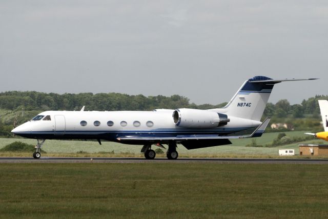 Gulfstream Aerospace Gulfstream IV (N874C) - Touching down on R26 on 23-May-11 on a flight from CYYR.