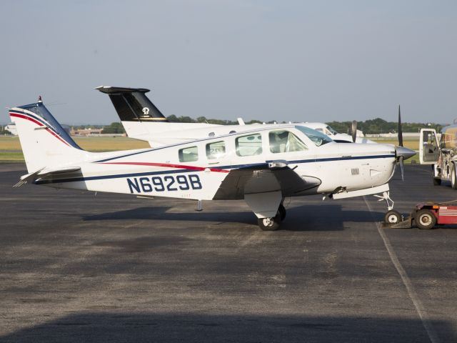 Beechcraft Bonanza (N6929B) - A very nice Bonnie.