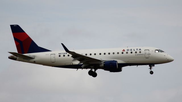 Embraer 170/175 (N872RW)