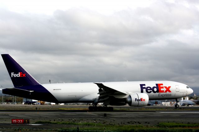 BOEING 777-200LR (N895FD)