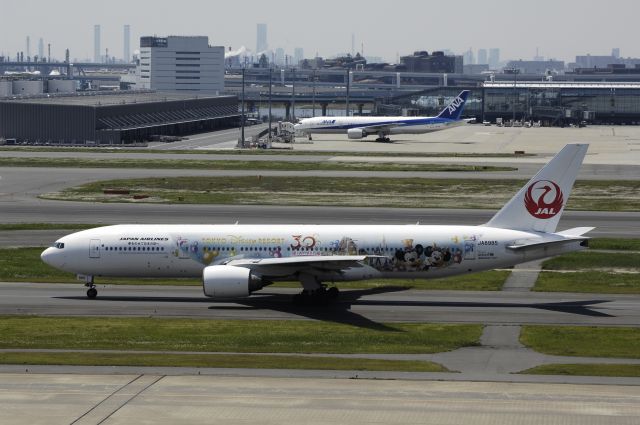 Boeing 777-200 (JA8985) - Taxing at Haneda Intl Airport on 2013/05/05 "No-1 JAL Happiness Express"