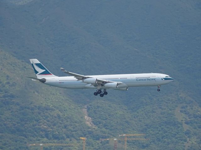 Airbus A340-300 (B-HXA)