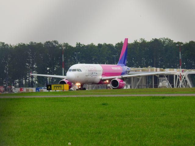 Airbus A320 (HA-LWJ) - EPLB