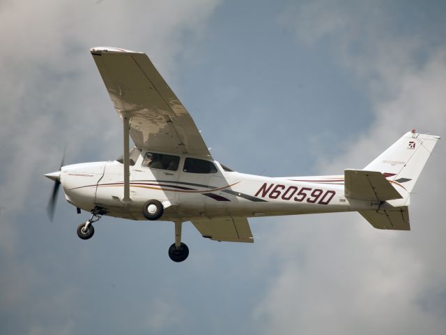 Cessna Skyhawk (N6059D) - Take off runway 26.