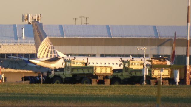 Embraer 175 (N730YX)