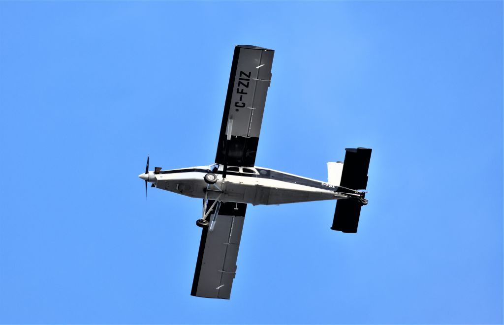 C-FZIZ — - C-FZIZ Pilatus Porter PC-6 Fairchild Hilter survolant la ville de Lavaltrie QC. Le 26-10-2022 à 15:52