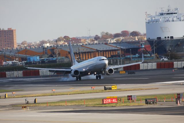 Boeing 737-900 (N27421) - landing on 29 in a crosswind