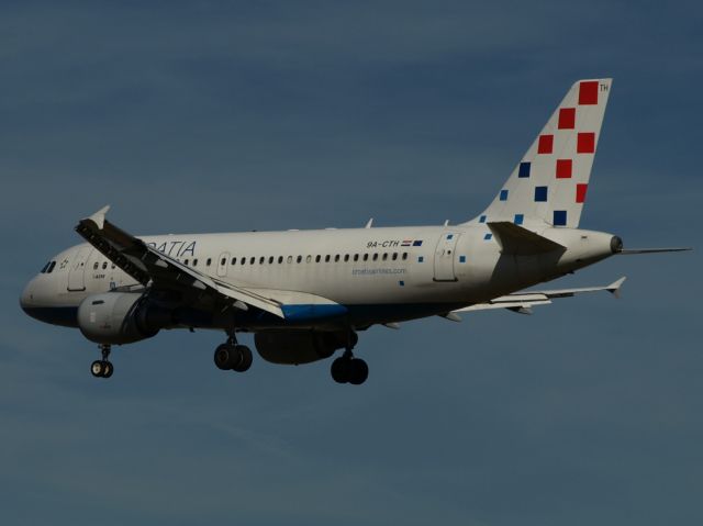 Airbus A319 (9A-CTH) - 9A-CTH A319-112 Croatia Airlines LHR 11.9.16.