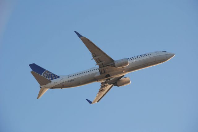 Boeing 737-700 (N35204) - 3/4/2016: United Boeing 737-824 departing Runway 15R at KIAH. 