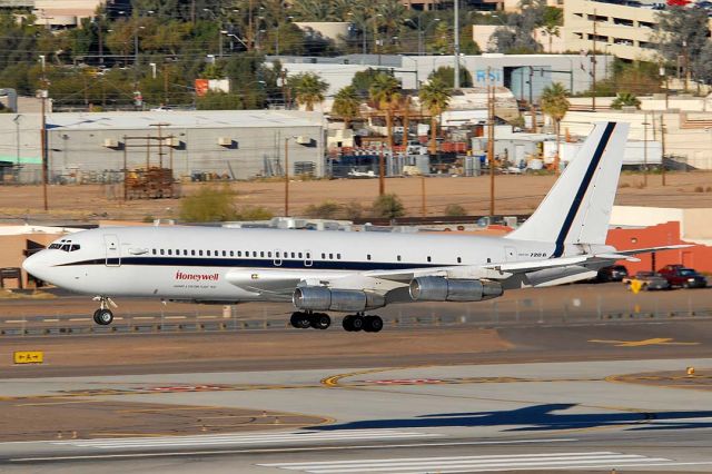 Boeing 720 (N720H) - Honeywell Boeing 720 N720H engine testbed on approach to land on Runway 26 at Phoenix Sky Harbor Airport on December 27, 2007. A fifth jet engine was mounted n the starboard fuselage. N720H made one more flight two days later and was broken up at Sky Harbor in 2008. It has been replaced with Boeing 757-225 N757HW. 