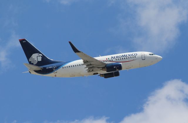 Boeing 737-700 (XA-GOL) - Aeroméxico (AM) XA-GOL B737-752 [cn35785]br /Miami (MIA). Aeroméxico flight AM423 climbs away from Miami for Mexico City Lic. Benito Juarez (MEX). br /Taken from MIA Rental Car Center car park roofbr /2018 04 07br /a rel=nofollow href=http://alphayankee.smugmug.com/Airlines-and-Airliners-Portfolio/Airlines/AmericasAirlines/Aerom%C3%A9xico-AM/https://alphayankee.smugmug.com/Airlines-and-Airliners-Portfolio/Airlines/AmericasAirlines/Aerom%C3%A9xico-AM//a