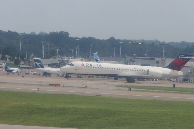 McDonnell Douglas MD-90 (N961AT)