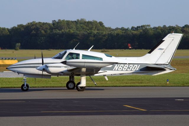 Cessna 310 (N6830L)