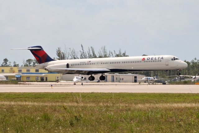 McDonnell Douglas MD-88 (N980DL)