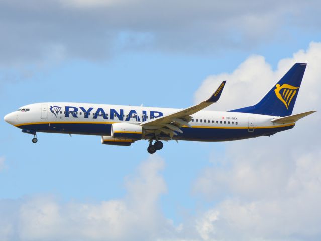 Boeing 737-800 (9H-QEK)