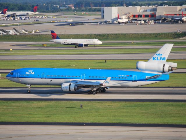 Boeing MD-11 (PH-KCD) - Arriving 6/16/12