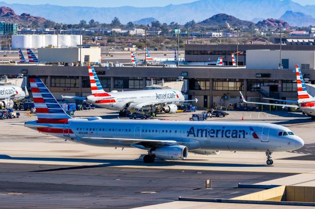 Airbus A321 (N561UW) - An American Airlines A321 taxiing at PHX on 2/10/23 during the Super Bowl rush. Taken with a Canon R7 and Canon EF 100-400 II L lens.