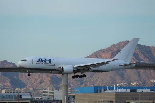 BOEING 767-200 (N762CX) - Coming in to land after a last minute go around at KPHX.