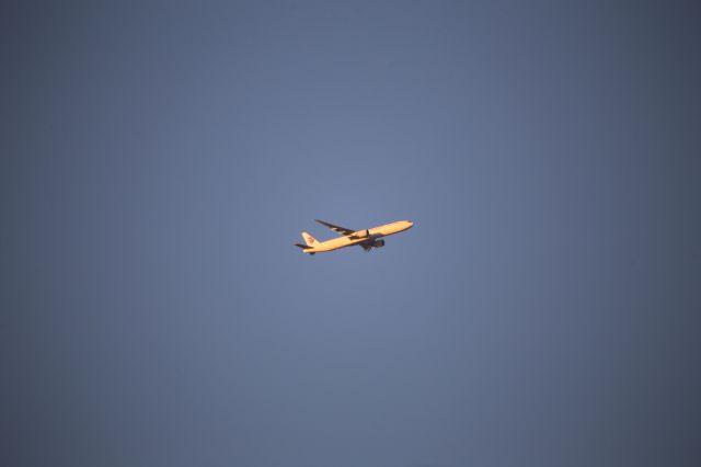 BOEING 777-300 (B-7369)