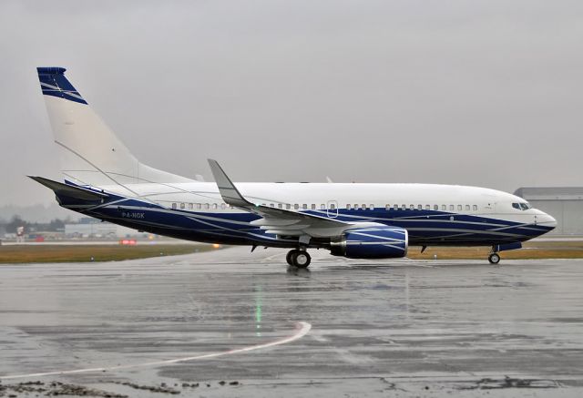 Boeing 737-700 (P4-NGK)