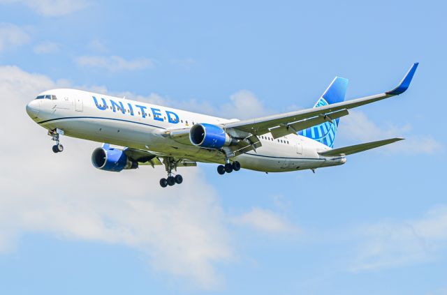 BOEING 767-300 (N674UA)