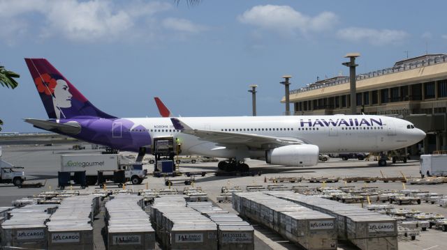 Airbus A330-200 (N380HA)