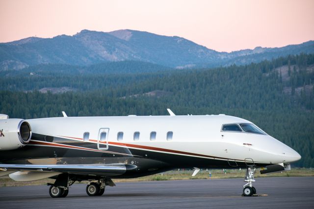 Bombardier Challenger 300 (N536FX) - See full image